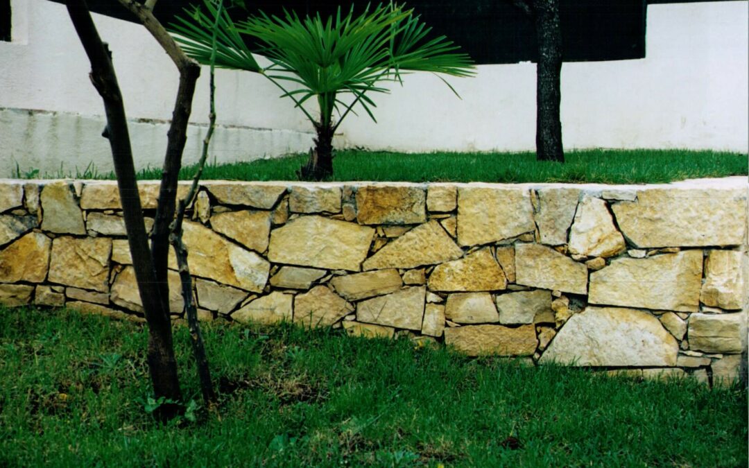 Mur en pierre naturelle à Fréjus : Apportez une touche authentique à votre propriété