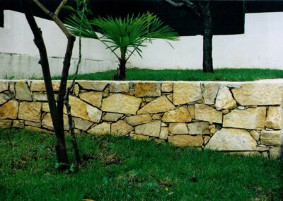 Mur en pierre naturelle à Fréjus : Apportez une touche authentique à votre propriété