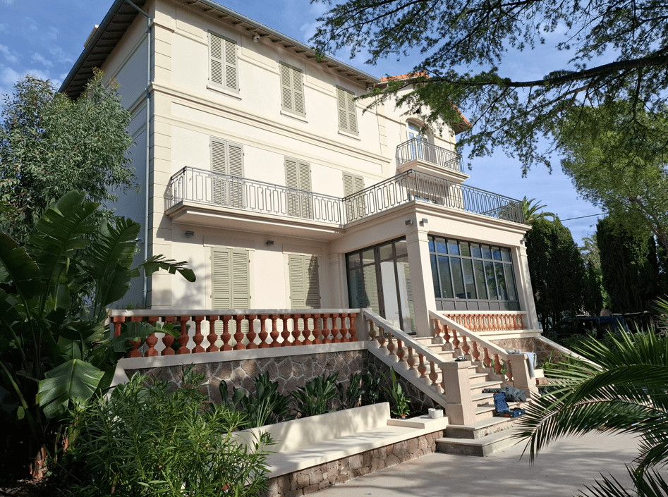 Façade rénovée d’une maison Belle Époque à Saint-Raphaël, quartier Santa Lucia, en bord de mer